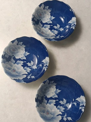 Set of three porcelain Japanese-style bowls like new