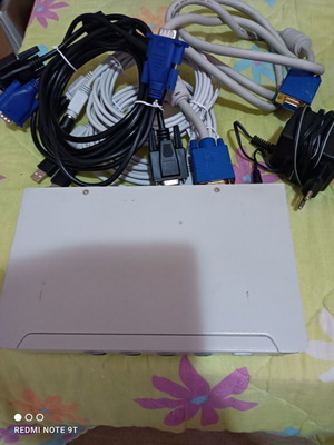 Switch μεταχειρισμένο για σύνδεση έως 4 οθόνες με καλώδια