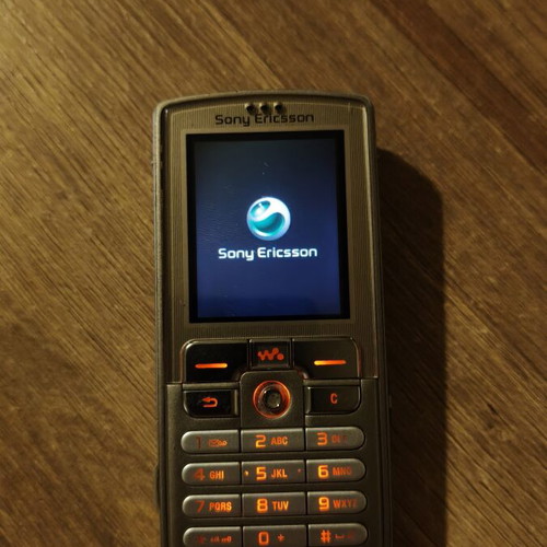 Sony Ericsson W800 Walkman phone with charger, no battery