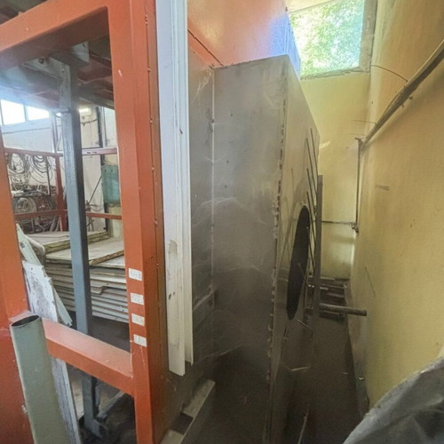 Waterfall cabin with stainless steel floor and waterfall for painting