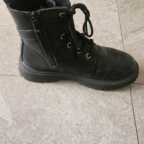 Black boots used for girls size 33 with fur lining