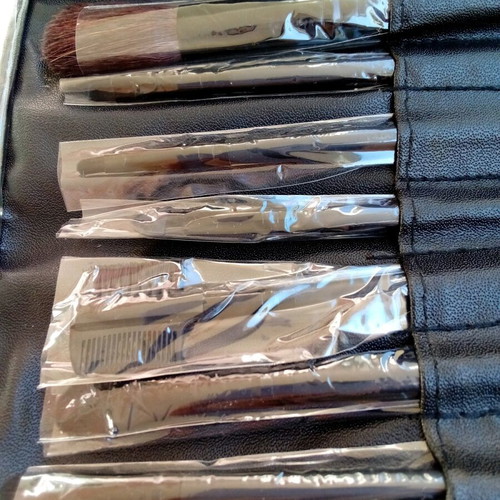 Makeup brushes new with case, set of 7 pieces