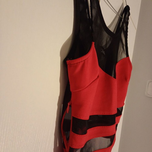 Medium top with side zipper new, black and red