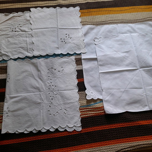 Embroidered cutwork napkin set with 2 squares and 2 napkins like new