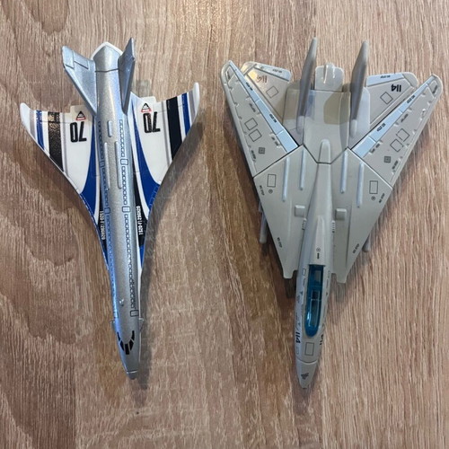 Toy airplanes like new