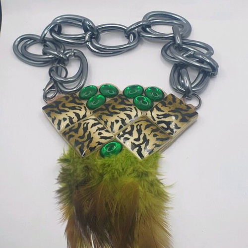 Necklace like new with feathers and green details