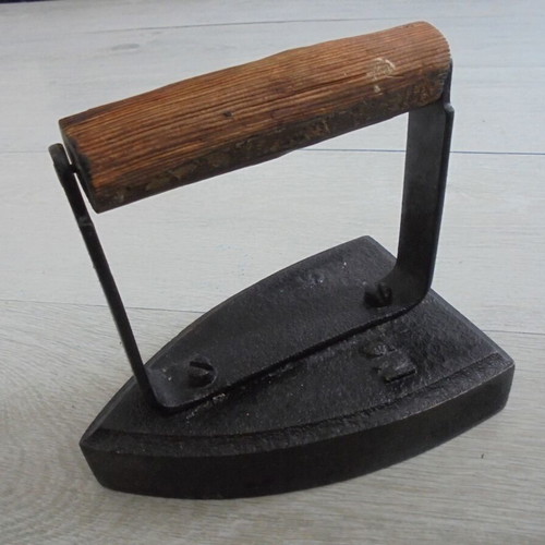 Cast Iron Iron No 5 used, vintage retro item with wooden handle