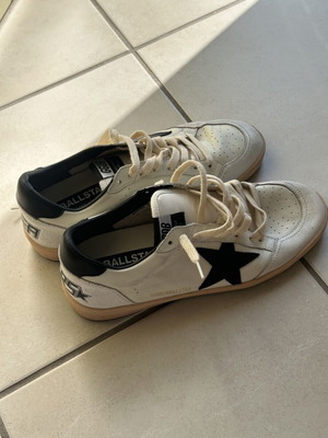 Golden Goose Ballstar αθλητικά μεταχειρισμένα, μέγεθος 42, μαύρο και άσπρο