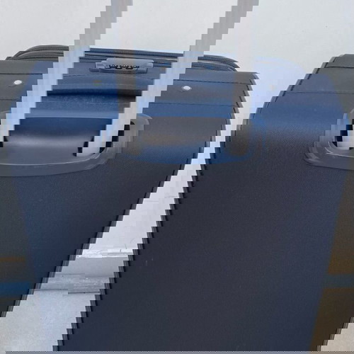 Μεγάλη μπλε βαλίτσα