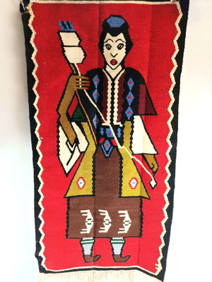 Παλιό υφαντό χαλάκι μεταχειρισμένο με μικρή φθορά