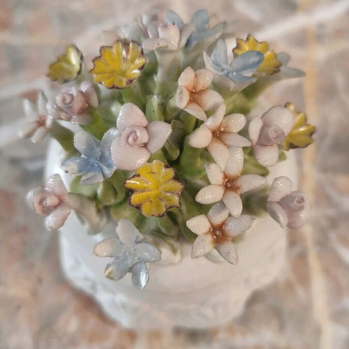 Capodimonte vintage jewelry box like new with embossed flowers