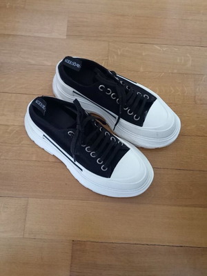 Alexander McQueen athletic shoes like new, size 38, black and white