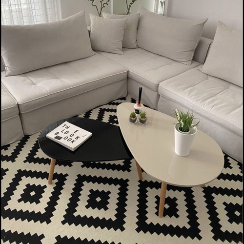 Coffee table set new with glossy lacquer surface and solid legs
