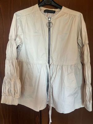 Zara Woman beige lightweight windbreaker jacket with frilled sleeves, size S