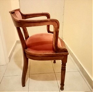 Καρέκλα με κόκκινο βελούδο