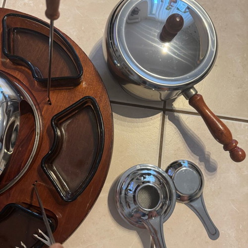 Fondue set like new with wooden base and 11 forks