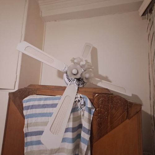 Ceiling fan vintage white with 4 glass flower lights like new