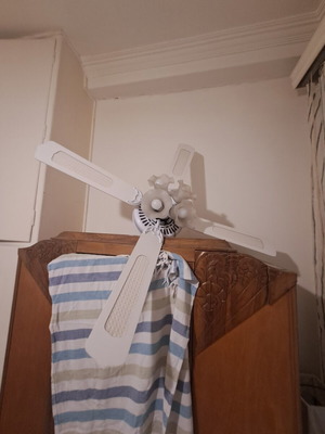Ceiling fan vintage white with 4 glass flower lights like new
