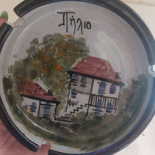 Ceramic ashtray handpainted, like new, diameter 11 cm