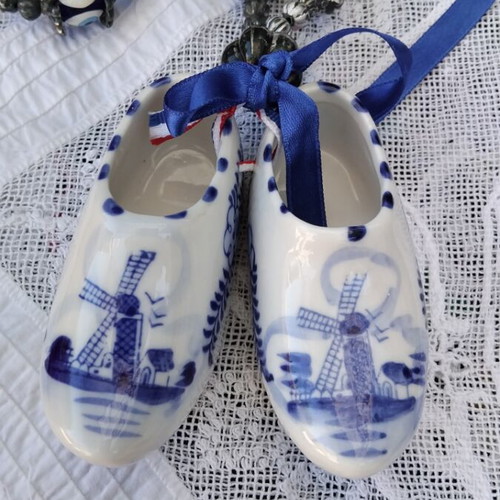 Vintage διακοσμητικό με πορσελάνινα τσόκαρα Delft Blue και βραχιόλι-φυλαχτό σαν καινούργιο