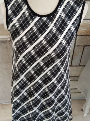 Attrattivo sleeveless dress black and white like new