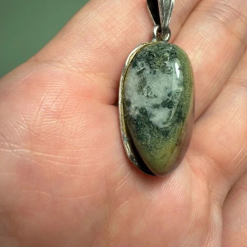 Handmade vintage pendant with 950 silver and semiprecious stone