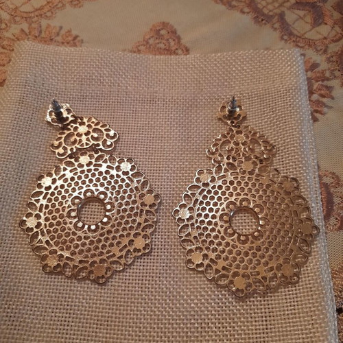 Vintage carved earrings like new, gold color