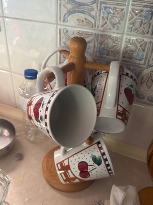 Set of 4 mugs with wooden stand