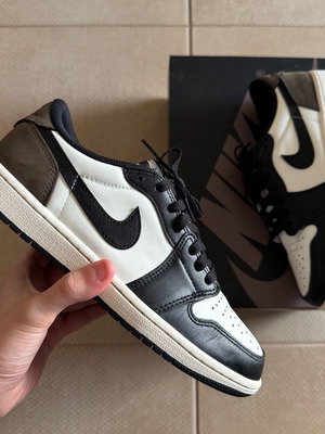 Jordan 1 Low Mocha sport shoes size 41, like new