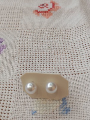 Pearl earrings new, white studs