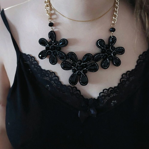 Necklace with daisies new, black