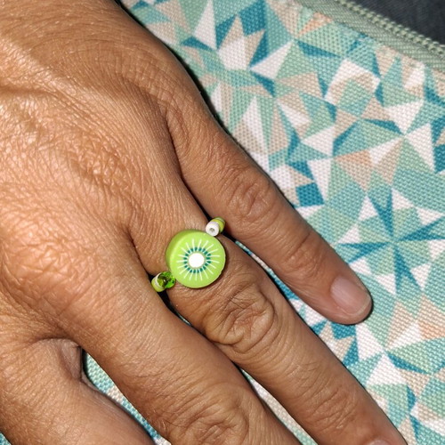 Elastic ring with beads and kiwi design