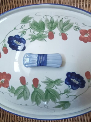 Heat-Resistant Baking and Serving Dish with Tealight Base