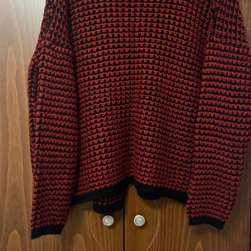 Knitted cardigan like new, long sleeves with pockets, black and red