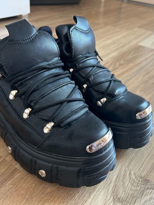 Y2K Black Stylish Shoes Like New