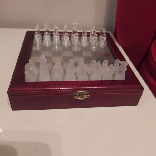 Glass chess set like new