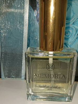 Memoria Essence Yes I Am Delicious Cacharel perfume like new 30 ml