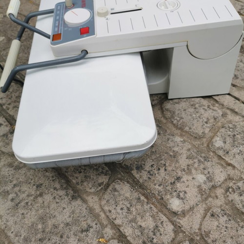 Steam press used, functional with wear and water leak