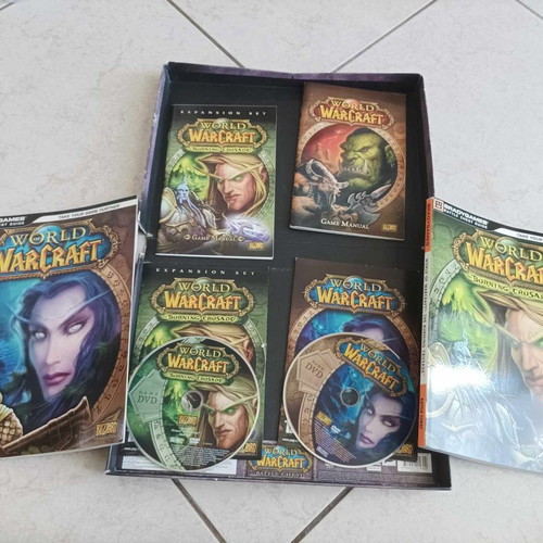 World of Warcraft Battle Chest 2007 used for PC with DVD and books