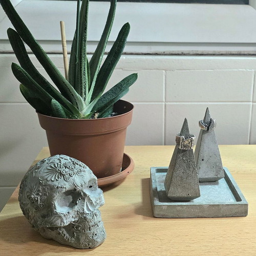 Handmade concrete gothic skull decoration, grey