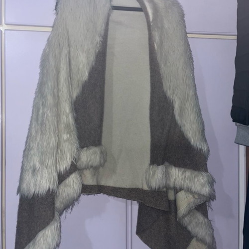 Women's sapio milo vest with ecru fur like new, one size