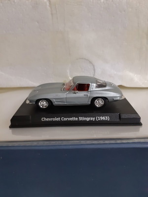 Chevrolet Corvette Stingray 1963 model 1/43 like new