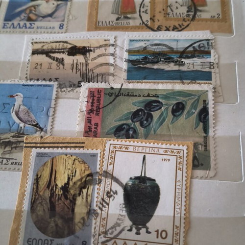 Collectible stamps from around the world like new, over 500 with albums and box