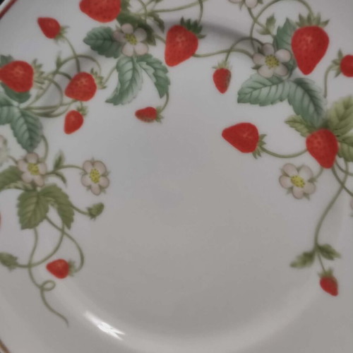 Avon collectible plate with 22K gold and strawberry design like new
