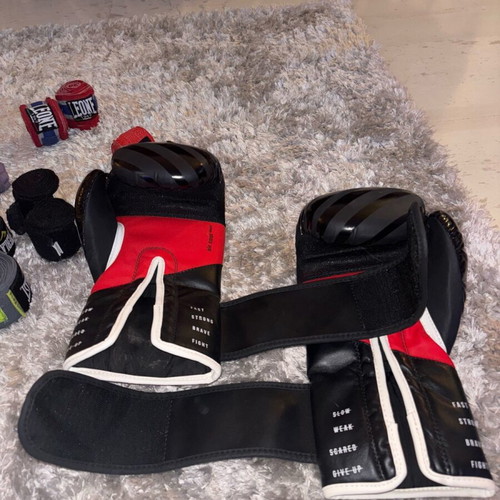 Leone fighter life gloves 12OZ like new with free wraps