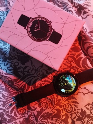 Smart watch like new with call function and charger