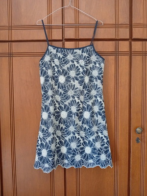Dress with embroidered flowers new, size L, white and blue