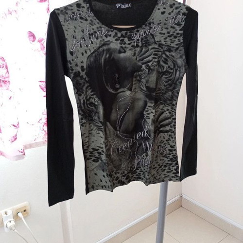 Long-sleeve blouse like new with woman and leopard print