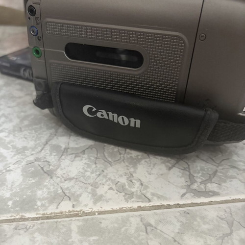 Canon MV200 PAL MiniDV camcorder with 2 batteries, charger, case & sealed tape