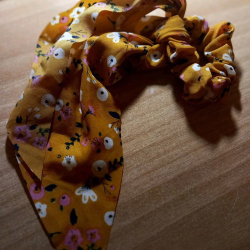 Hair scrunchie with ribbon like new and free scalp massage comb